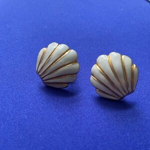 Vintage shell shape earrings